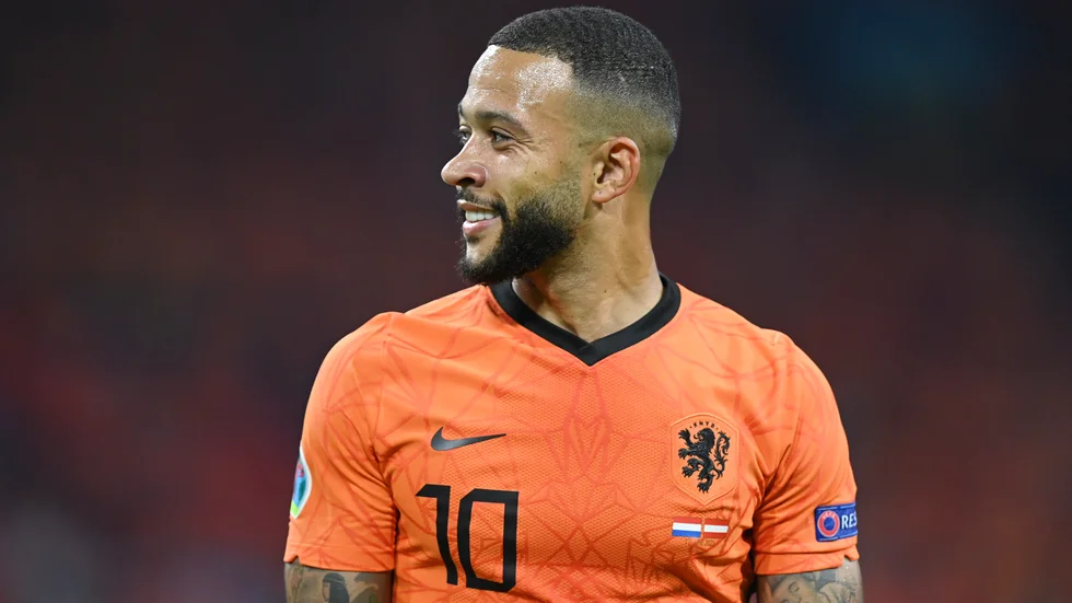 Den nederländske EM-anfallaren Memphis Depay har all anledning att se glad ut. Han byter franska ligan mot den spanska, ska spela i Barcelona de kommande två åren.