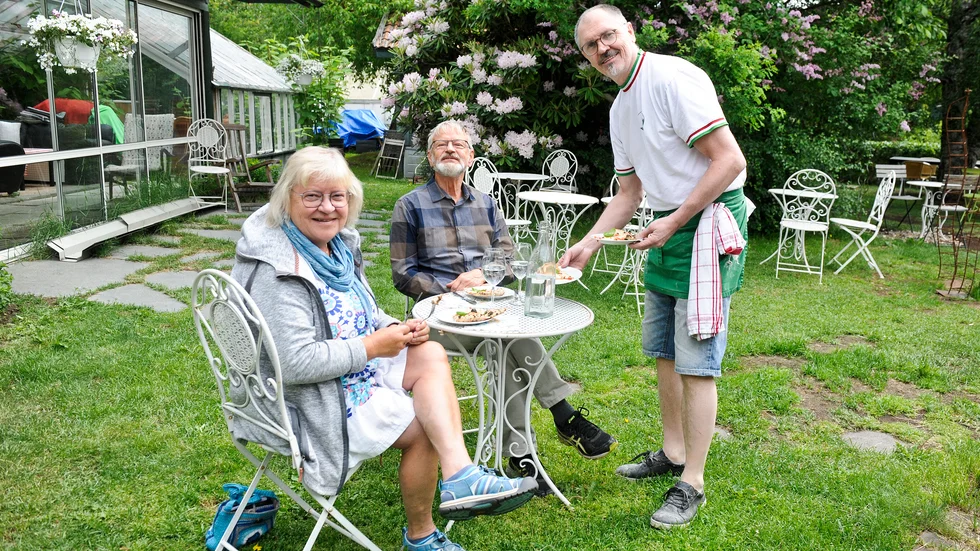 De första gästerna som kom till Alhems trädgård för att Smaka på Skellefteå, var Siv Berggren Ceder och Erland Ceder. Hans-Jörgen Ramstedt serverade pizza och till efterrätt blev det gelato- glass.