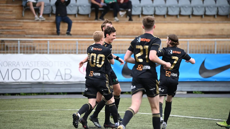 Skellefteå FF jublar efter Albin Jonssons nickmål i den åttonde minuten. Det visade vägen mot lördagens 3–1-seger.