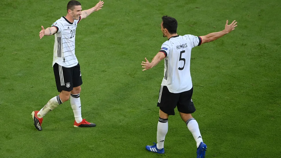Robin Gosens, till vänster, firar med Mats Hummels efter 4–1-målet.