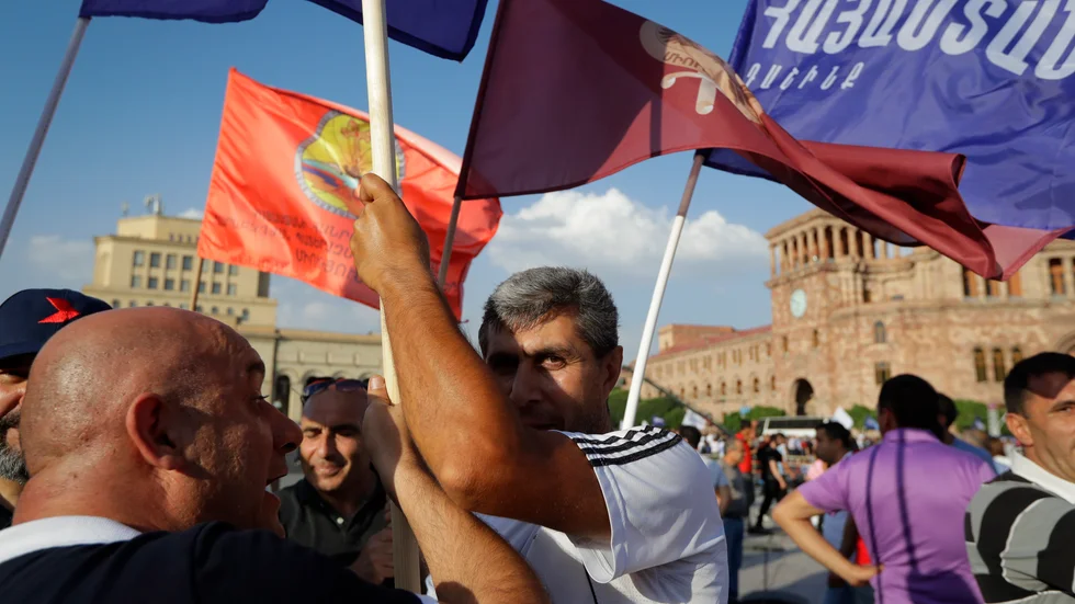 Anhängare till den tidigare presidenten Robert Kotjarjan vid fredagens demonstration i Jerevan.