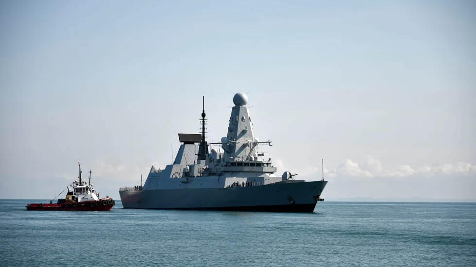 Brittiska HMS Defender anländer till hamnen i georgiska Batumi på lördagen. Hemliga uppgifter om jagarens färd har nu hittats på en busshållplats.