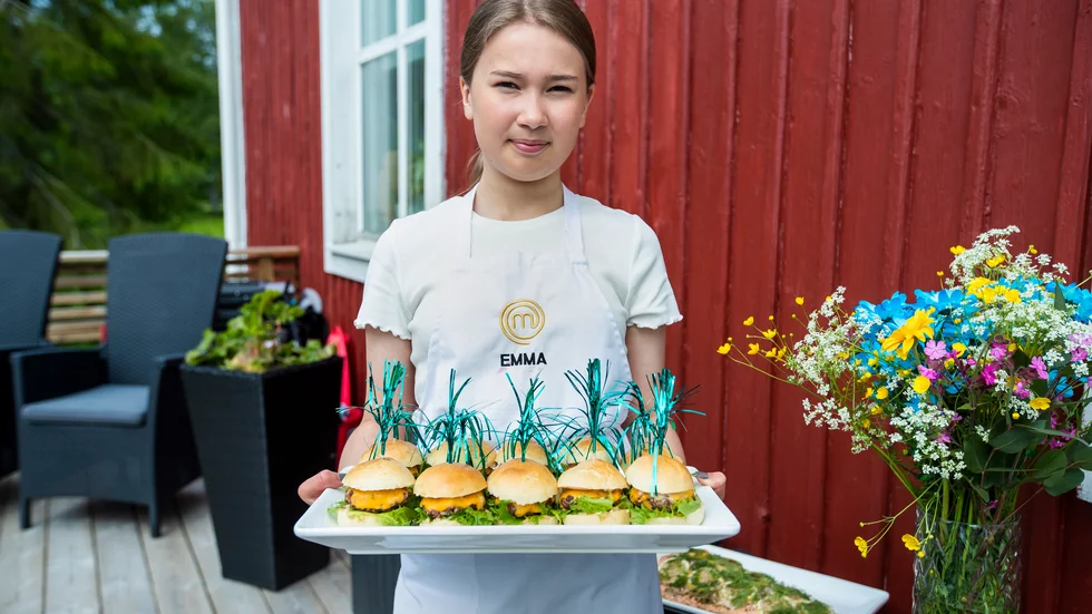Mästerkocken Emma Karlsson Lohiniva bjöd in till en egenskapad och lyxig midsommarbuffé som passar barnen extra mycket. Det blev både traditionella rätter men även spännande inslag som älgfärsburgare.