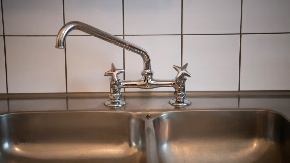 Färre vattenläckor skyddar oss alla, därför bör samhället ta ett större ansvar. 
