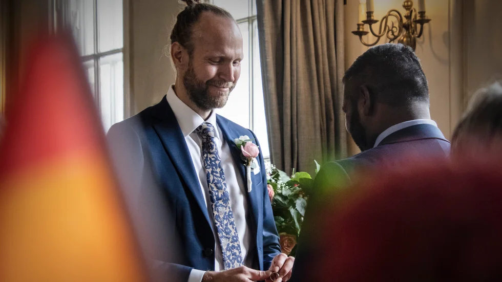 Makarna Gerking gifte sig 9 september i Stadsmissionens kafé. Vigseln var öppen för alla. "Kan vi på något sätt ingjuta mod i någon annan gör vi gärna det".