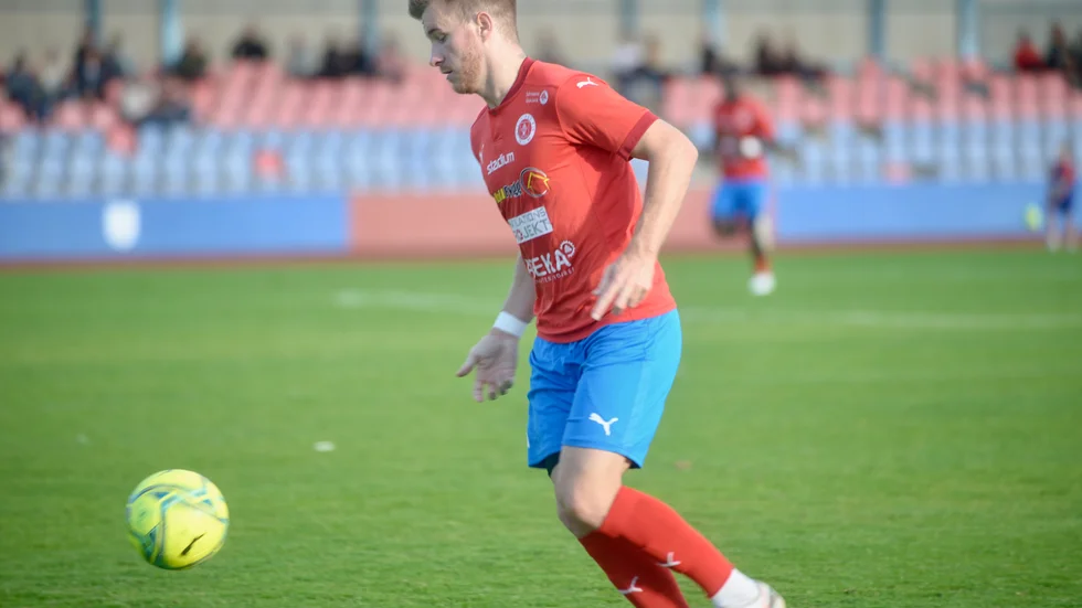 Oscar Karlsson har gjort fem mål på de två senaste matcherna och var lysande när Motala krossades med 6–1, så kolla lite extra efter tröja nummer tio i det röda laget borta mot Eskilstuna City – sänds på sn.se.