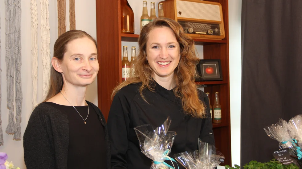 Louise Durling och Teresa Sigurdsson bakom disken i Charlottenlunds handelsbod på Forsbyvägen i centrala Knivsta. Det behövs en butik där lokala matproducenter och hantverkare kan nå ut med sina produkter året om, säger de.