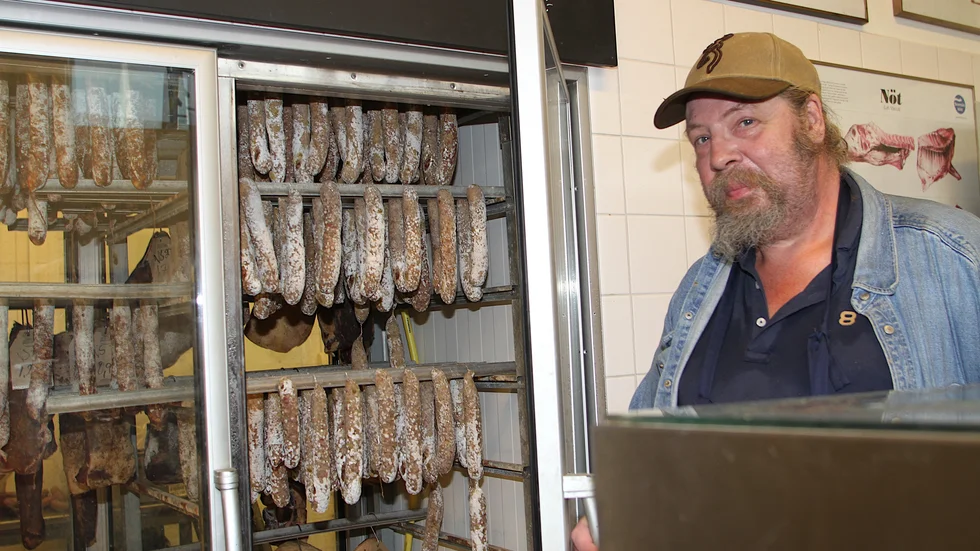 Lars Dahlén på Köttbutiken Millert och Dahlén, som är en av deltagarna i "Korv- och brödrundan".