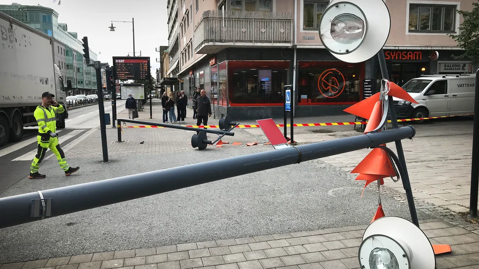 Fyra lyktstolpar på gågatan i Luleå revs ner på måndagen.