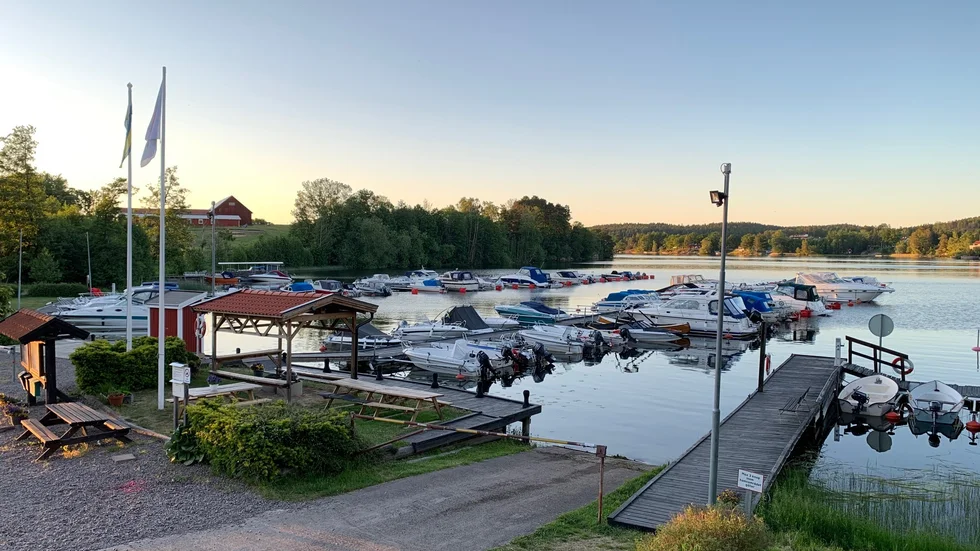 Gästbryggan till höger ska bytas ut med hjälp av bidraget från Kinda-Ydre Sparbank. 