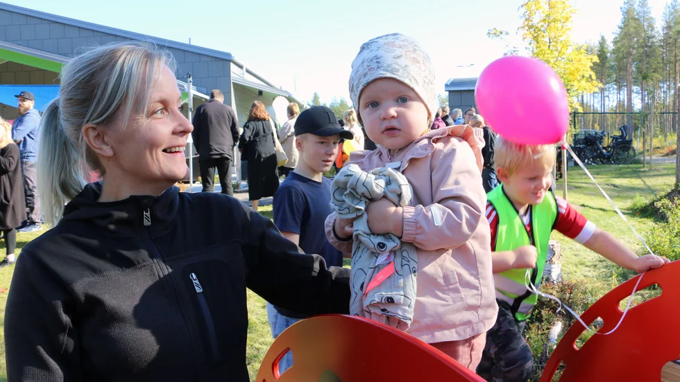 Marietta Olsson var på invigningen med barnbarnet Filippa Olsson.