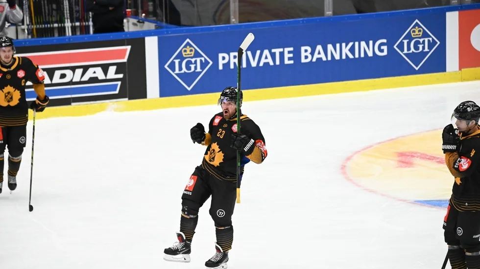 Adam Mascherin jublar efter sitt matchavgörande 4–3-mål mot Eisbären Berlin.