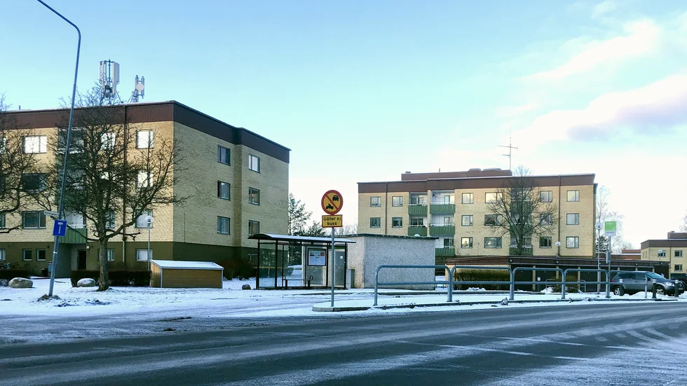 Vid den här busshållplatsen misstänks 17-åringarna ha stämt träff med pojken, för att sedan besinningslöst knivhugga honom. Nu åtalas de misstänkta gärningsmännen.