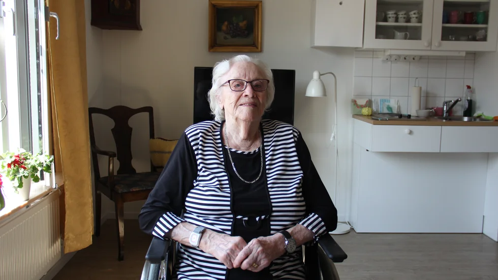 På nattduksbordet har Maj-Britt Nilsson en fläkt men under dagarna föredrar hon att vädra. "Man kan ju inte ha med fläkten överallt. Då är det bättre att öppna fönstret", säger Maj-Britt. 
