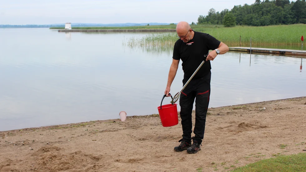 Kjell Karlsson går sträckan på 110 meter, fram och tillbaka, för att plocka upp fågelskit.