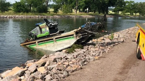 Den sjunkna båten är en av två som jobbar med att befria Göta kanal från den frukade vattenväxten vattenpest.