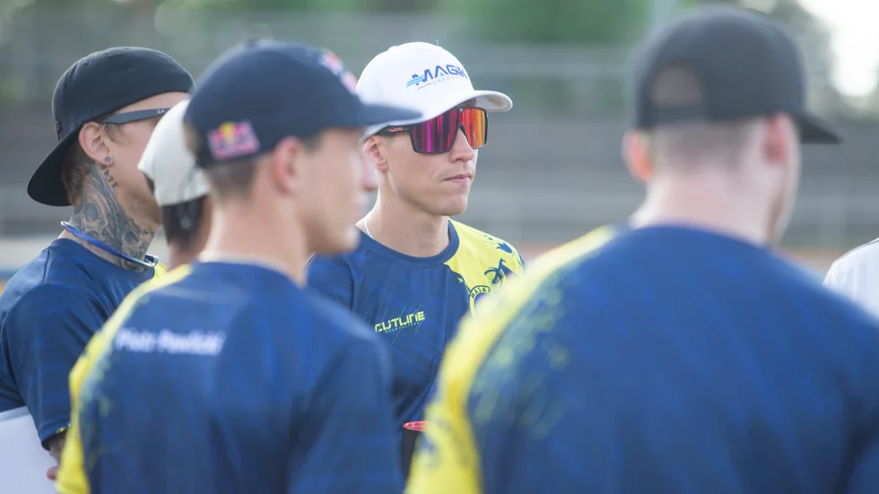 För nio åren så var den då 22-årige Przemyslaw Pawlicki tillsammans med sin bror Piotr en av guldhjältarna när Piraterna tog sitt första SM-guld. Nu är det klart att de båda bröderna återigen kommer köra tillsammans i Piraterna. 