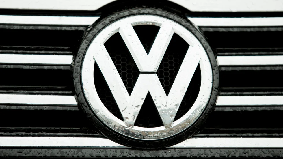 Kursrally för VW efter omvänd vinstvarning. Arkivbild