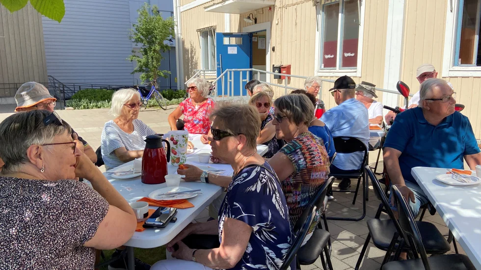 Ett 50-tal pensionärer mötte upp i Residensparken i Piteå när PRO Piteå äntligen höll årsmöte.