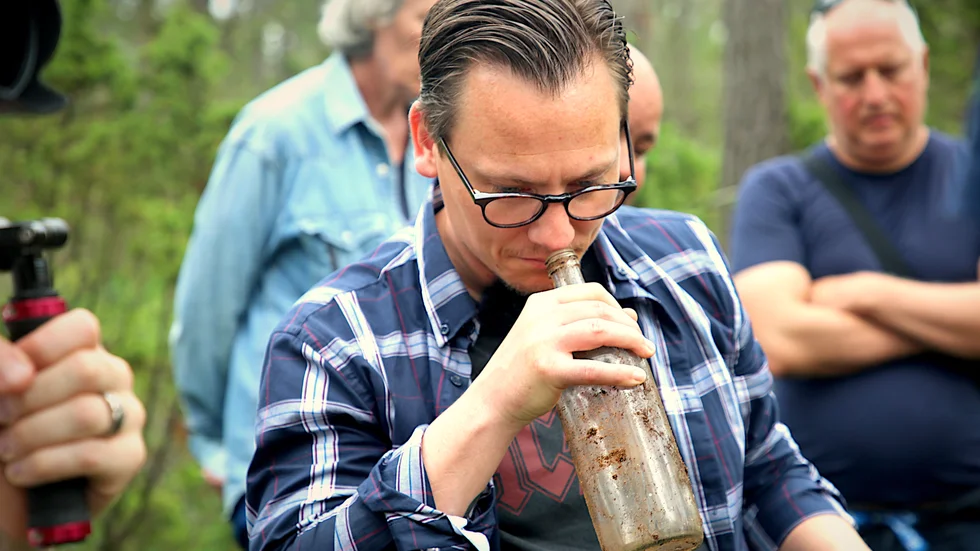 Sökandet efter Sven Sjögrens kropp vid den gamla tippen i Etelhem. Ett fynd var en spritflaska.