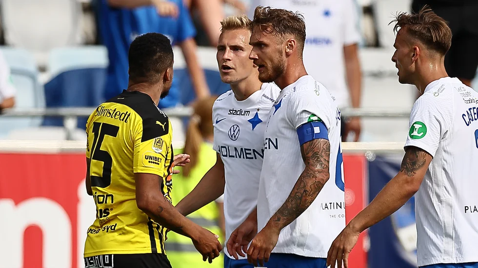Marco Lund var tillbaka i startelvan för IFK Norrköping. Här är han och lagkamraterna Linus Wahlqvist och Henrik Castegren i en het dispyt med Häckens Martin Olsson, som blev utvisad i situationen. 