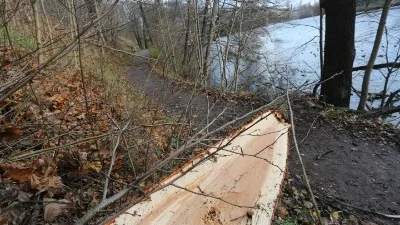 Det var i Åbackarna som en polis blev påköd av en mopedist.