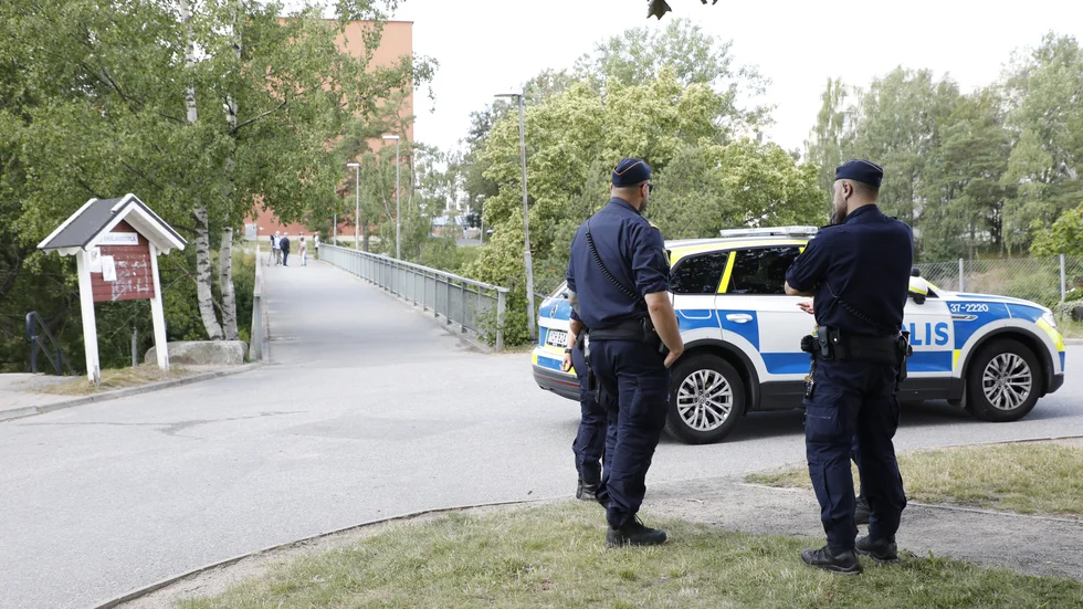 Poliser vid gångbron i Visättra, där skjutning skedde 17/7.