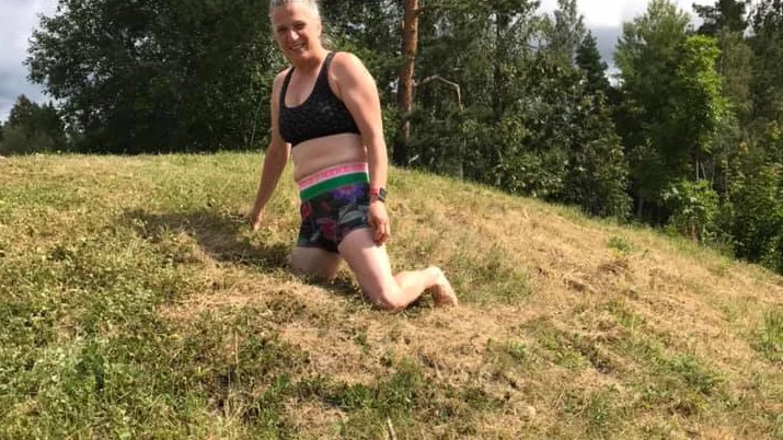 Östervålabon Malin Edlund var modig nog att stoppa ner benet för att visa hur djupt hålet verkligen är. Hon fick ner nästan hela sitt ben i hålet och ändå nådde hon inte botten.