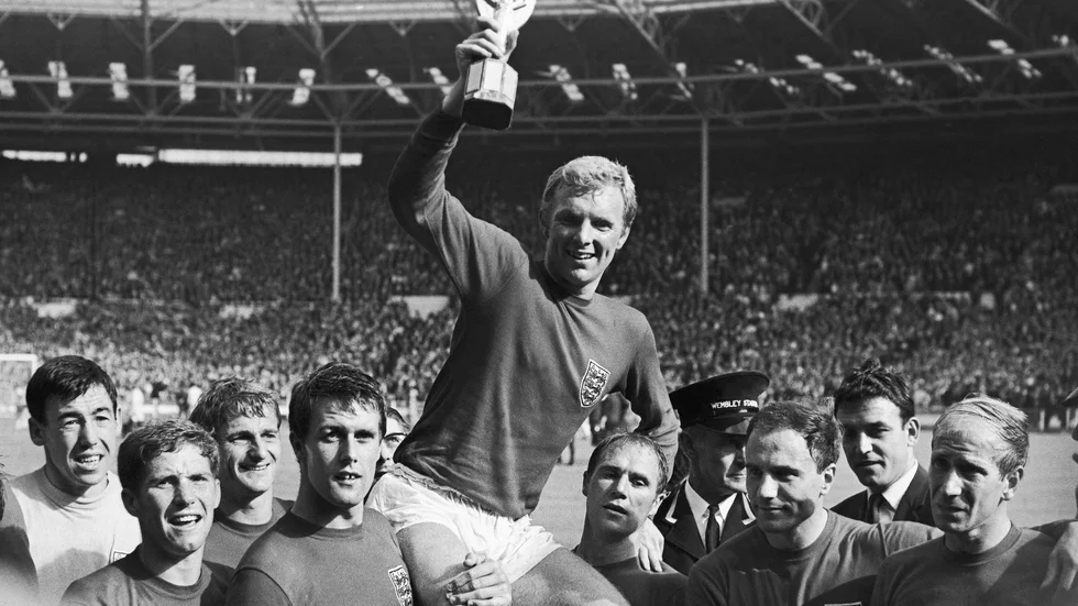 Englands lagkapten Bobby Moore bärs av lagkamraterna när de funnit VM-finalen mo Västtyskland på Wembley Stadium i London 1966. 