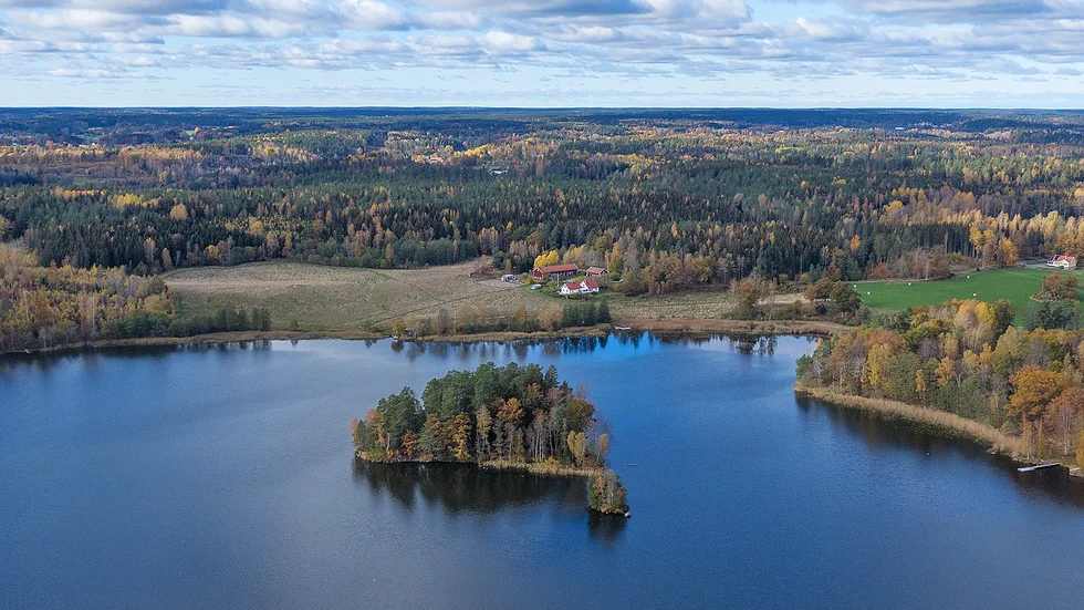 För utgångspriset 9,8 miljoner får du en egen ö – plus bland annat gård, mark och stall.