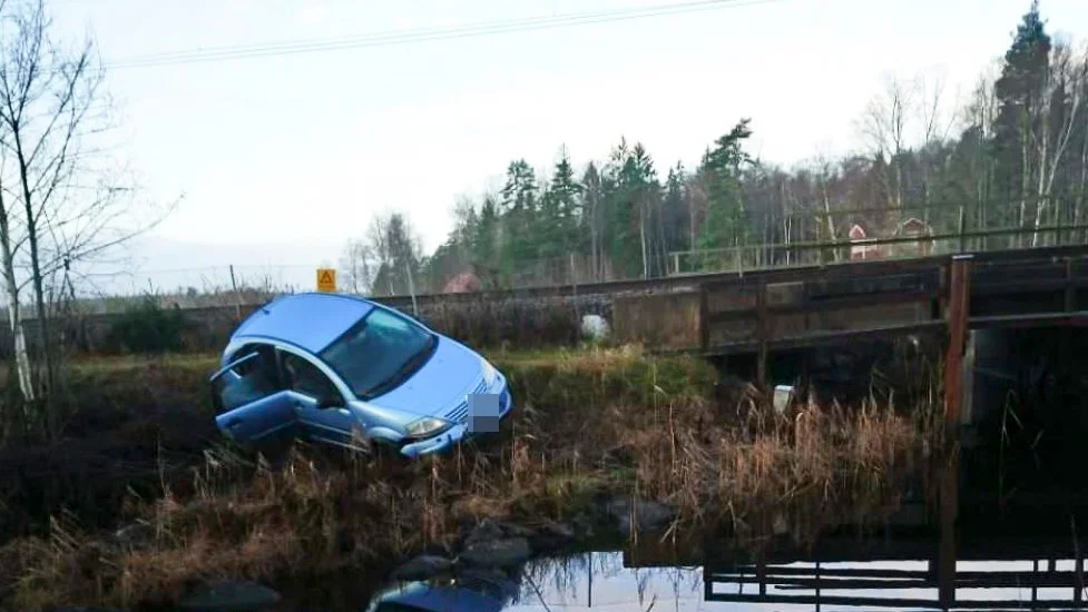Ändebol, mellan Katrineholm och Simonstorp. Bilen där Robin Littecke hittades stod olägligt till. Två damer på promenad larmade polisen som kom dit först på eftermiddagen.