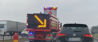 Larm om olycka på E4 – bil körde in i mitträcket