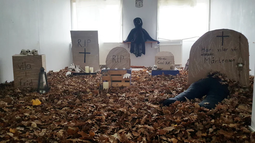 Ett av spökhusets rum har omvandlats till kyrkogård.