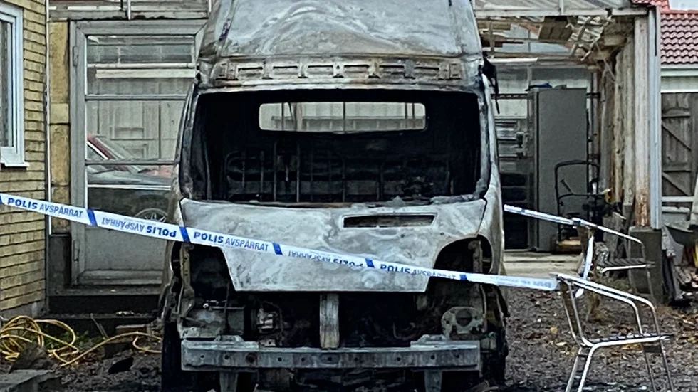 Under morgonen brann en skåpbil på Augustenborgsgatan i Västervik. Bilen är helt utbrunnen, men räddningstjänsten hindrade branden från att sprida sig.