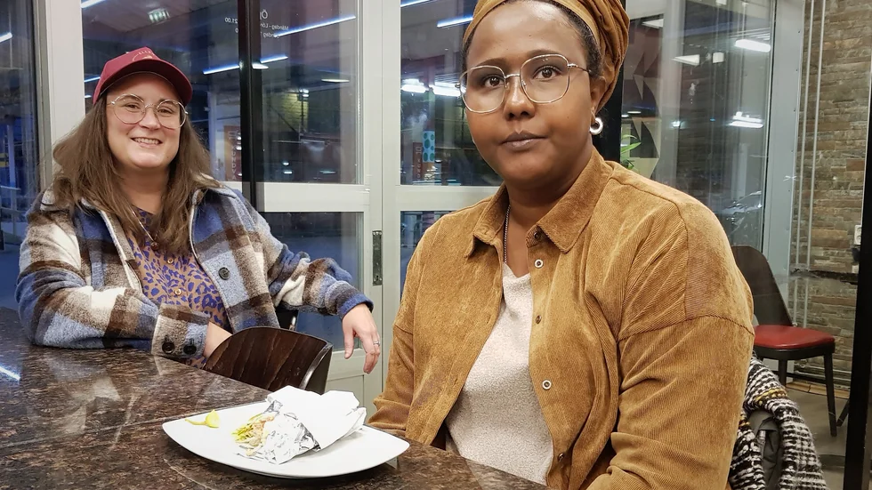 Katrin Wissing, Miljöpartiets landsbygdsprofil och Leila Ali Elmi, riksdagsledamot och MP-förortsprofil på ett gemensamt besök till Linköping. Här är de i Skäggetorp.