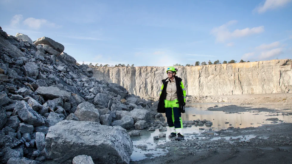 Matilda Hoffstedt, fabrikschef på Cementa, berättar att de 700 000 ton kalksten man hann bryta medan man hade tillstånd och som nu ligger lagrade i brottet kommer att räcka för att fabriken kan köras tre månader till.