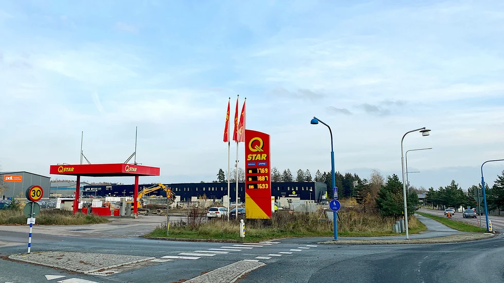 I korsningen Stockholmsvägen/Garnisonsvägen byggs ett nytt företagshus där bland annat den indiska restaurangen Sagar ska öppna i nya lokaler.