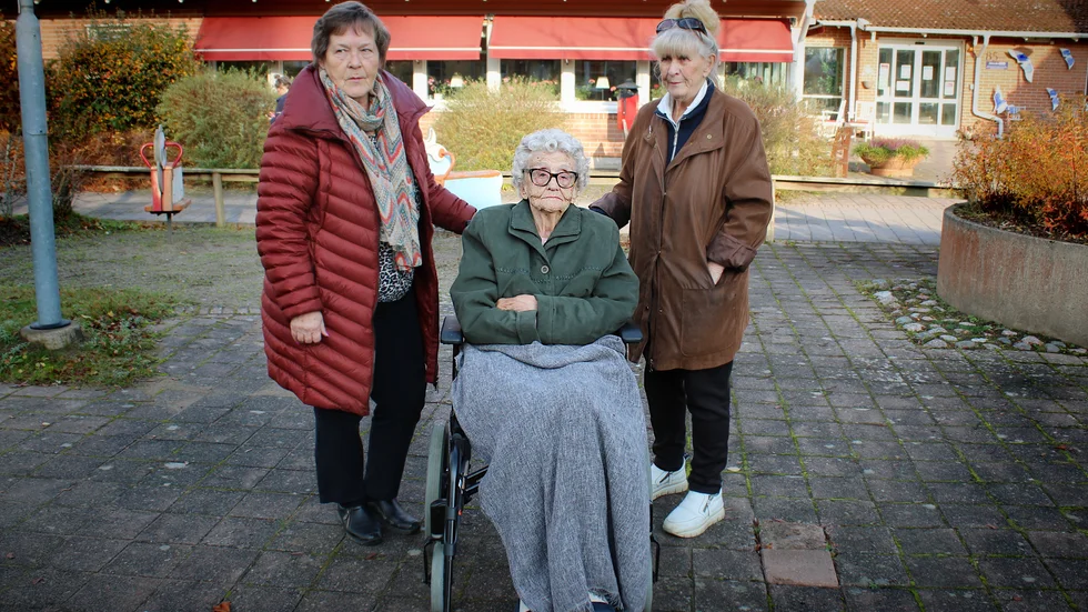 "Ulla har jobbat och betalat skatt hela livet och vill ha en ny id-handling. Att det ska vara så komplicerat är galet", säger vännen Yvonne Klasén, till vänster. Tillsammans med Gull-Maj Broqvist (till höger) har de försökt hjälpa sin vän Ulla-Britt Allerth med att få ett nytt id-kort.