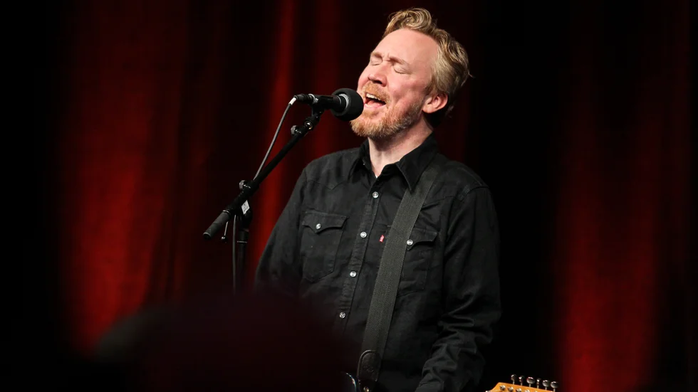 Lars Winnerbäck uppträder på Musikhjälpen. 