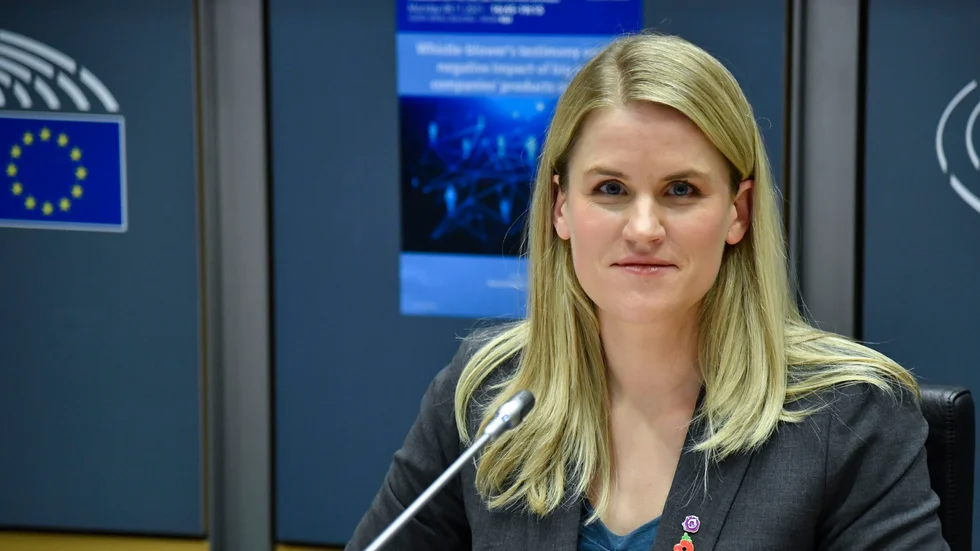 Facebook-avslöjaren Frances Haugen talar inför EU-parlamentet i Bryssel.