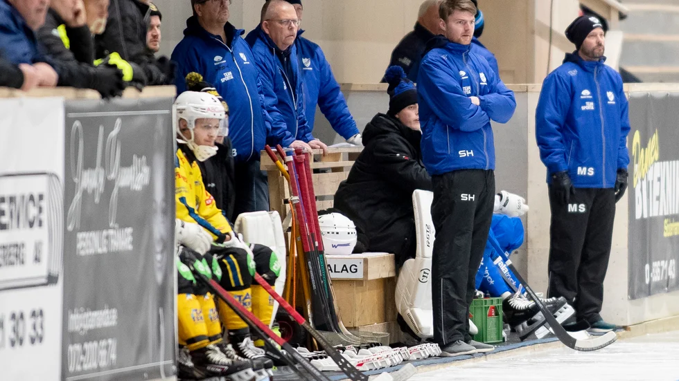 IFK Motalas matchanalytiker Simon Hansson, med armarna i kors, analyserar varje match som IFK spelar och väljer ut sekvenser som visas för spelarna. Fokuset ligger alltid på att lyfta fram det positiva. 
