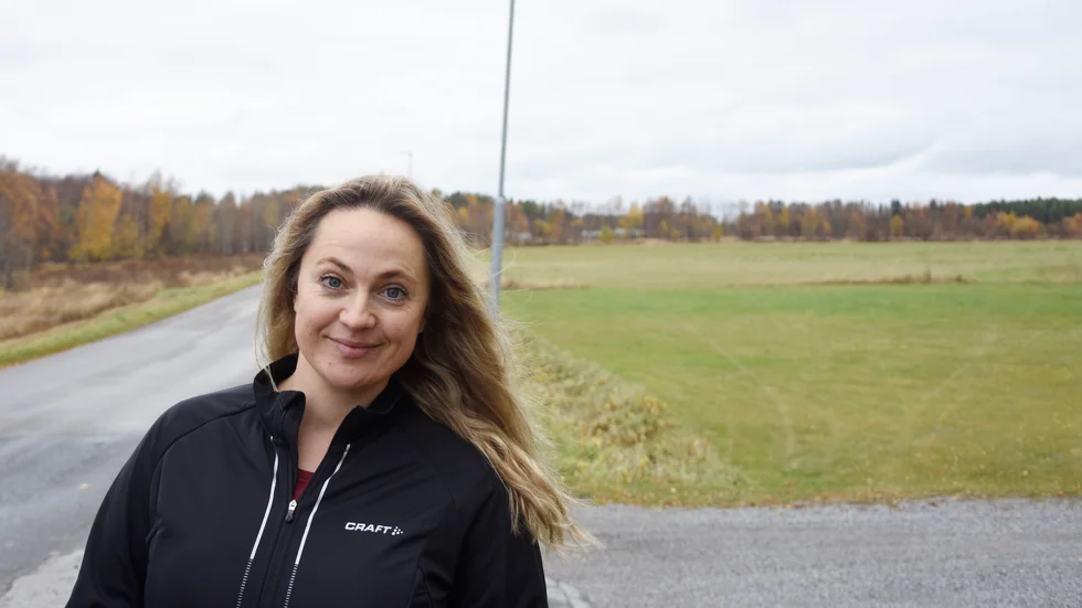 Silje Gustafsson tycker att det vore välkommet med fler villatomter i Södra Sunderbyn. Bakom henne syns Bränslan, där kommunen äger marken.