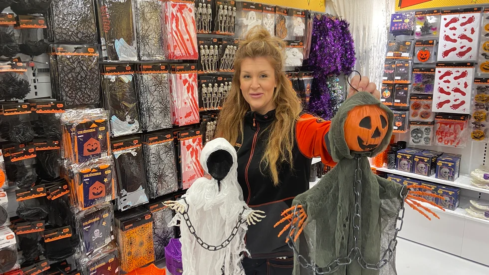 Linn Myrseth på Dollarstore i Katrineholm som storsatsar på Halloween.