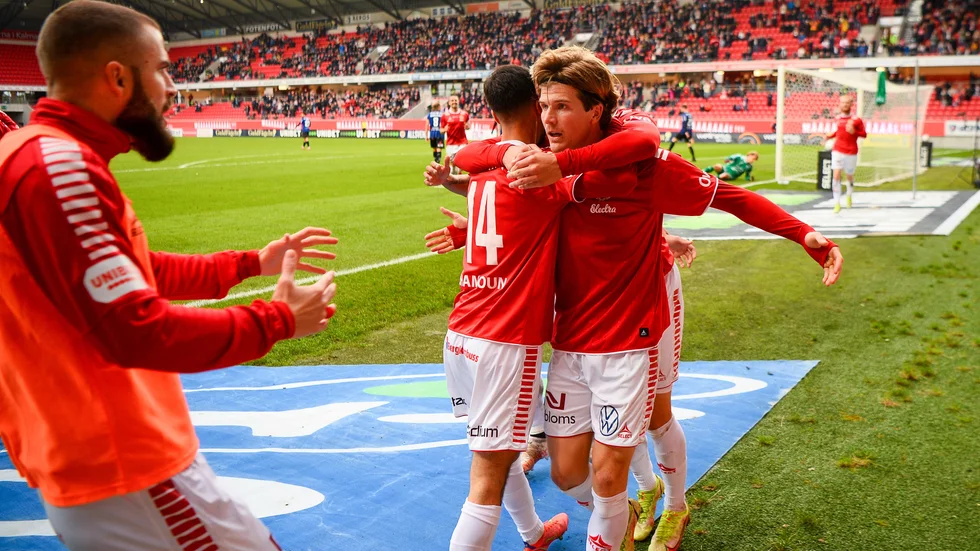 Kalmars Oliver Berg firar sitt 2–1-mål hemma mot Sirius.