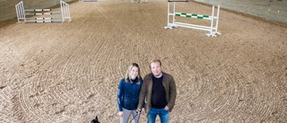 Emma och Anders förverkligade sin gemensamma dröm – byggde Vingåkers största ridanläggning