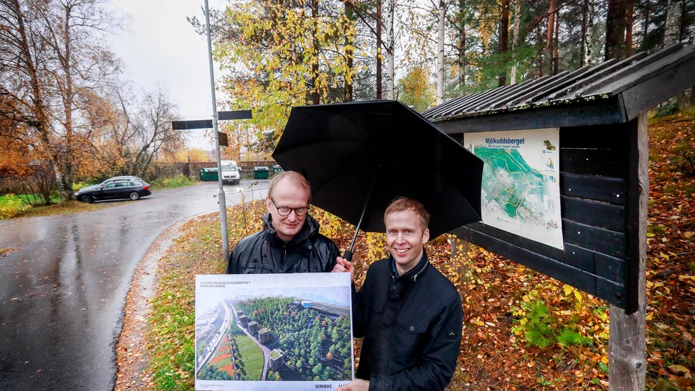 Martin Häller och Mikael Thorgren visar upp skissen med fem höghus som placeras mellan järnvägen och Mjölkuddsberget. Projektet ser ut att stanna vid ritbordet, då kommunens tjänstemannaberedning säger nej.