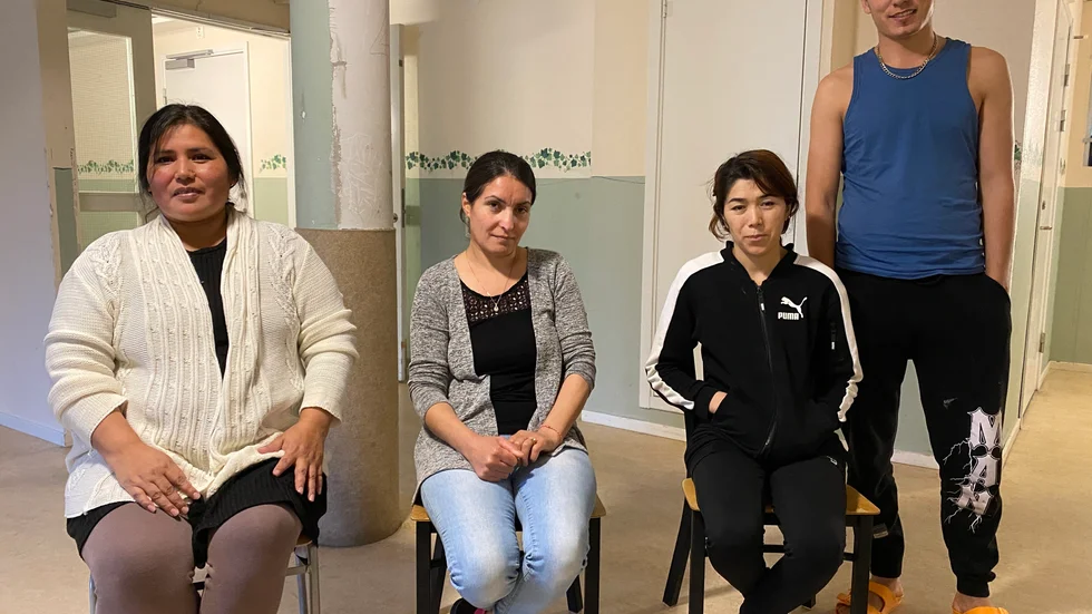 Cecilia, Helin, Nathalie och Zakir drömmer alla om att stanna i Sverige. Just nu bor de på migrationsboendet på Ormvråksgränd i Enköping.