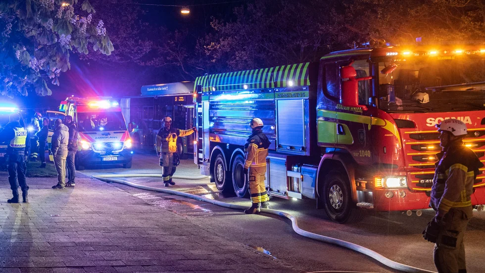 Räddningstjänst, ambulans och polis kallades till en lägenhetsbrand i Jönköping under natten. Arkivbild.