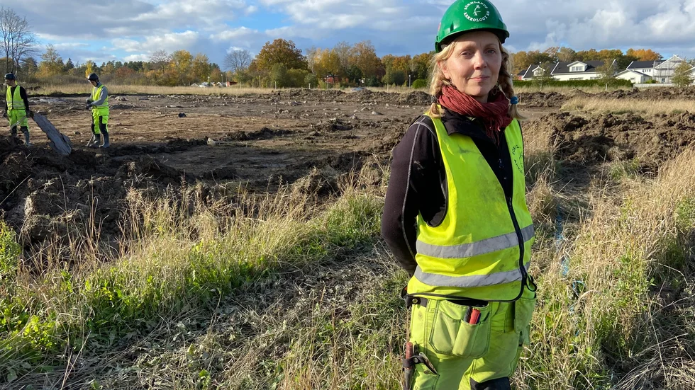 Ingeborg Svensson, projektledare från Sörmlands arkeologi, arbetar denna månad i området mellan Larslunda IP och Fårhushagen, på jakt efter fornlämningar.