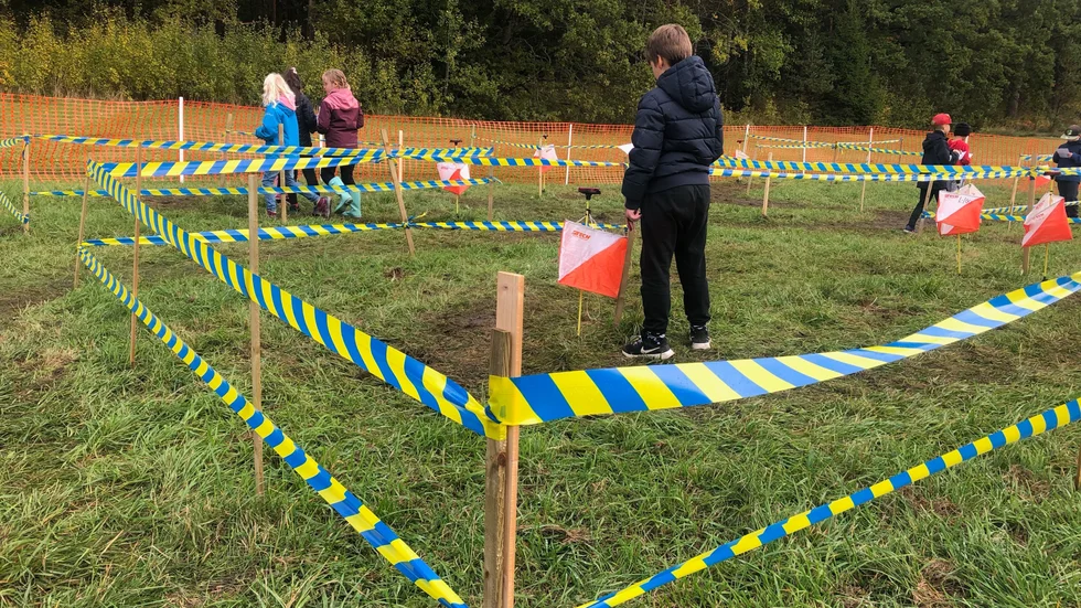 Högåskolans elever var några av de elever som fick prova på den nya flugan labyrintorientering. 1-3 oktober arrangeras World Maze Day. Då kommer samma labyrint att springas i 33 länder. 